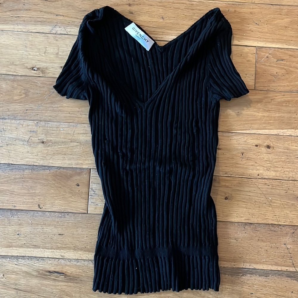 GIVENCHY PARIS size medium ribbed black knit v neck t shirt